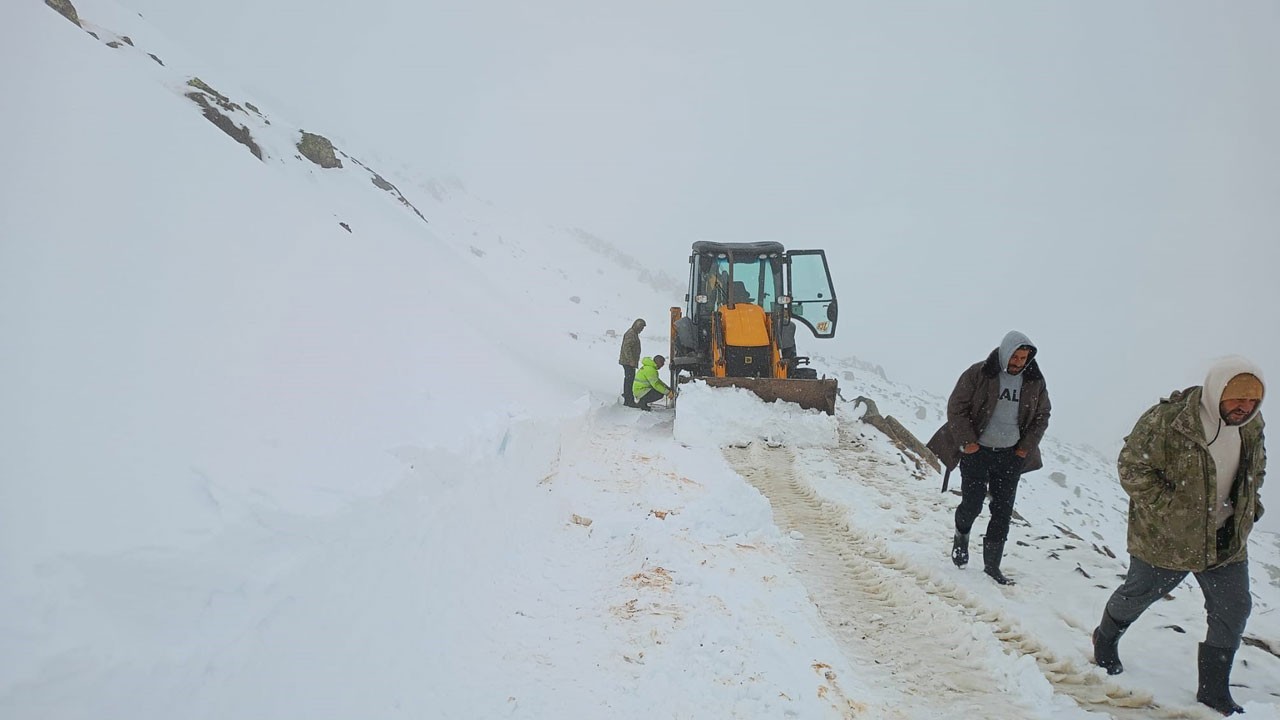 Bayburt’ta kar sürprizi! Çoban ve sürüsü yaylada mahsur kaldı