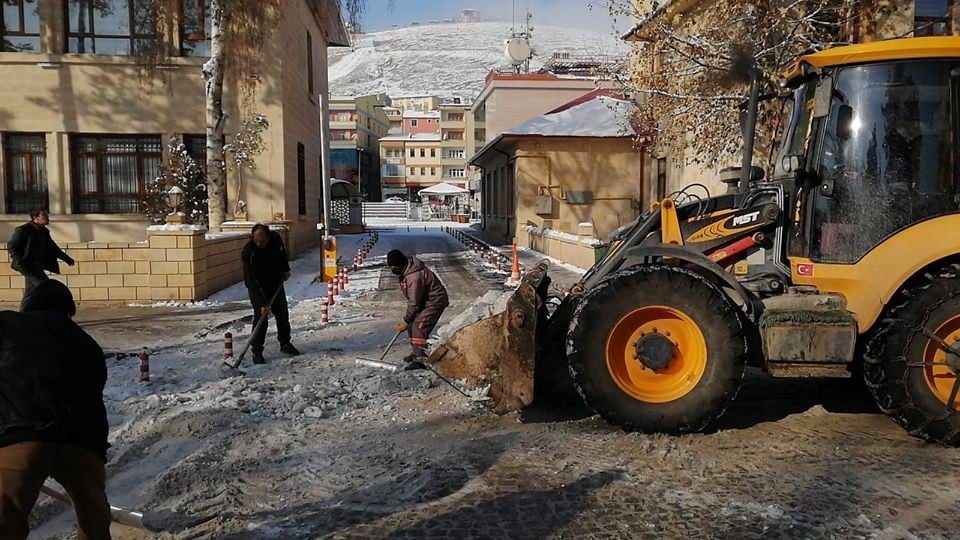 Bayburt’ta karla mücadele sürüyor 