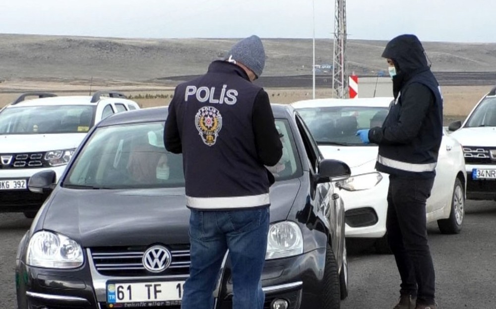 Bayburt’ta kent giriş- çıkışında korona denetimi 
