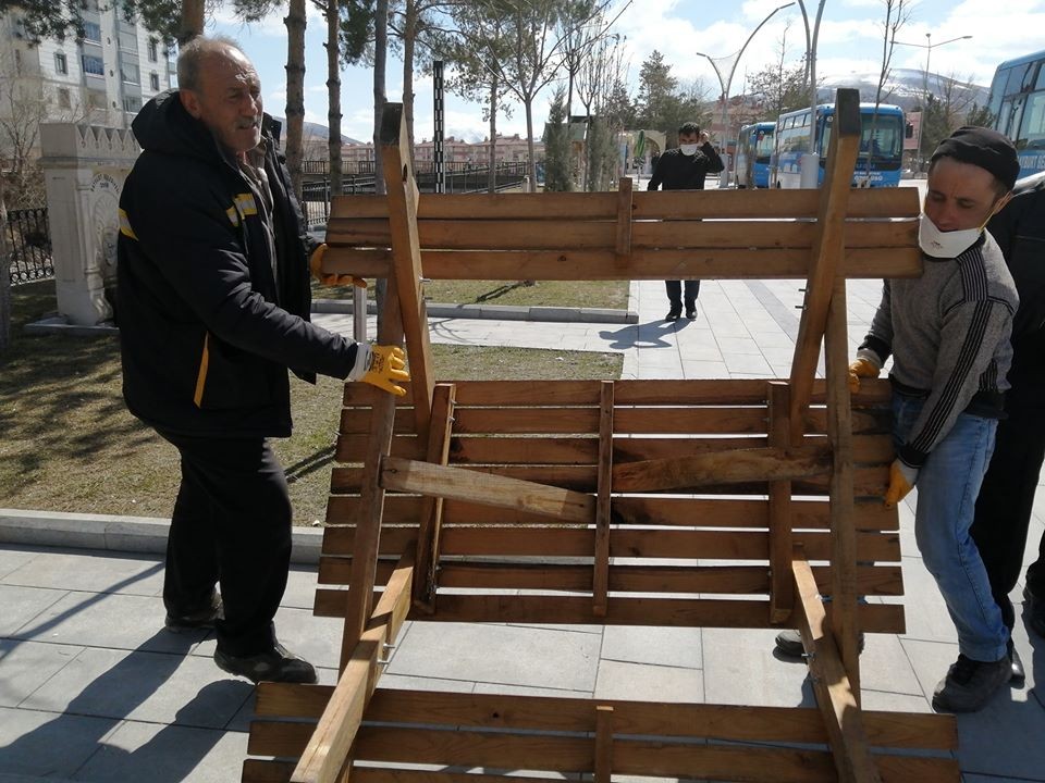Bayburt’ta korona virüse karşı banklar söküldü 