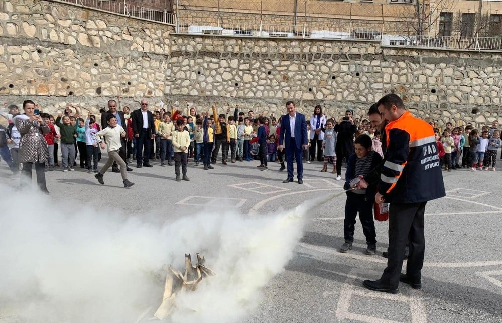 Bayburt’ta öğrencilere deprem ve yangın eğitimi veriliyor 