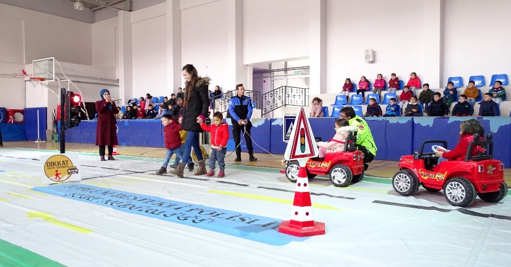 Bayburt’ta öğrencilere uygulamalı trafik eğitimi verildi 