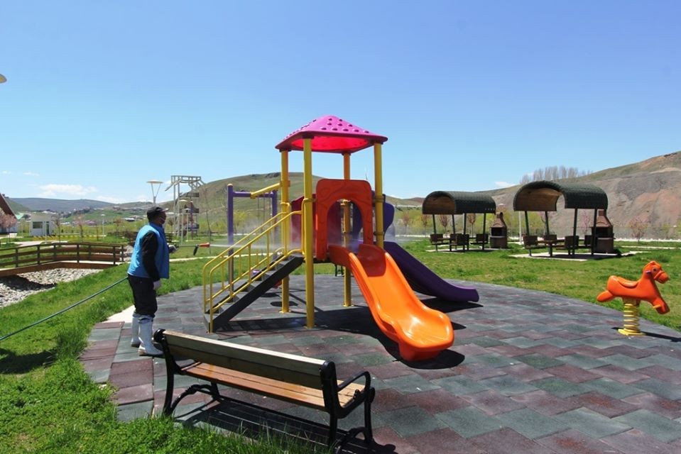 Bayburt’ta parklar çocuklar için ilaçlandı 