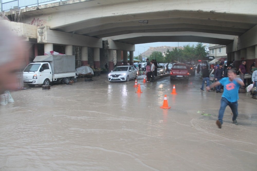 Bayburt’ta sağanak yağış sele neden oldu 