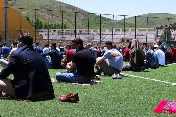 Bayburt’ta sosyal mesafeli ilk cuma namazı kılındı! 