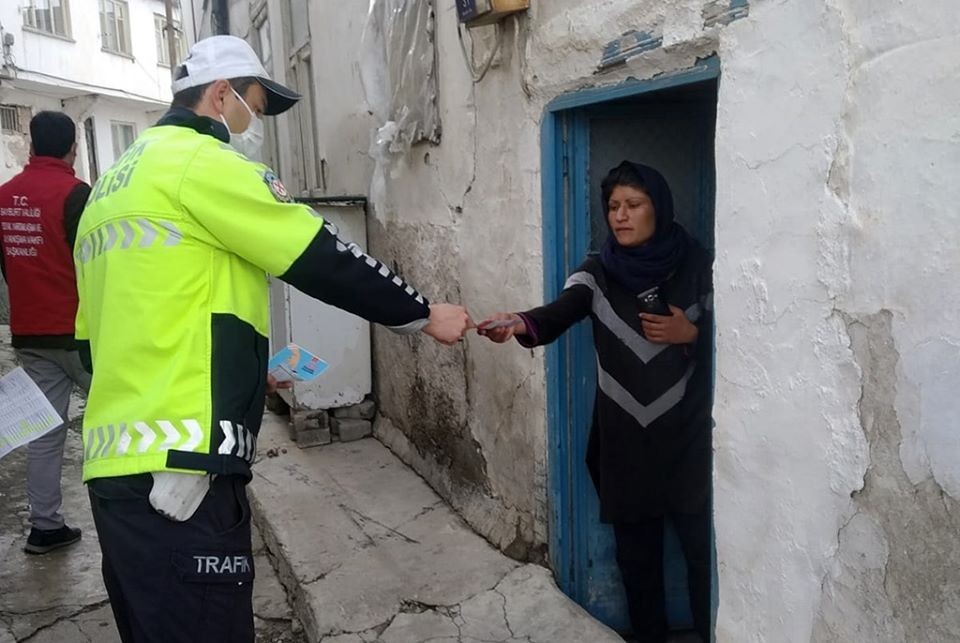 Bayburt’ta trafik ekipleri vatandaşları evlerinde bilgilendiriyor 