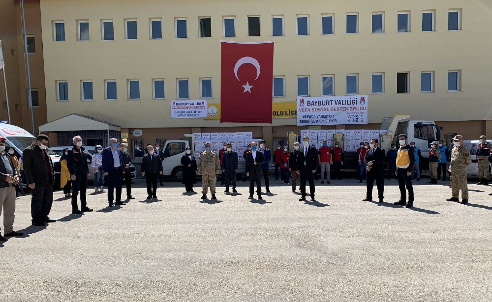Bayburt’ta vatandaşa gıda yardımı 