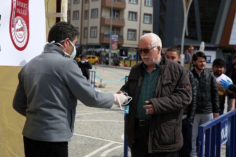 Bayburt’ta vatandaşlara ücretsiz maske dağıtıldı 