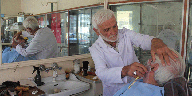 Bayburt'un en yaşlı berberi mesaiye radyonun düğmesine basarak başlıyor