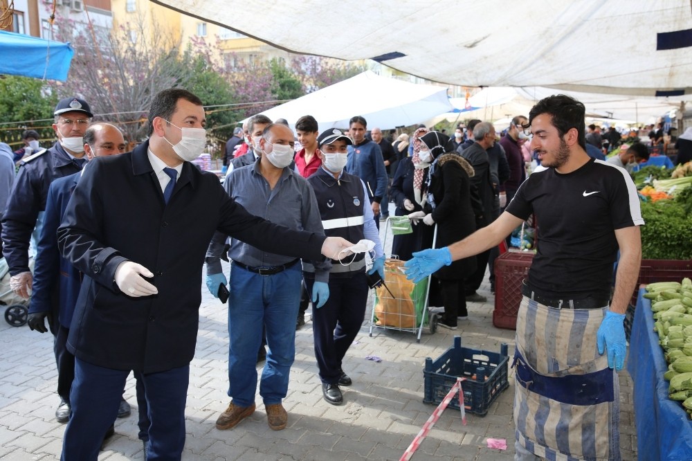 Baydilli esnafa maske dağıttı 