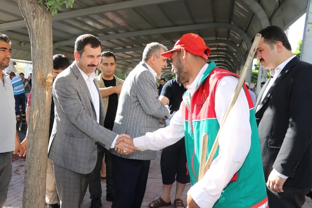 Baydilli, vatandaşlarla bayramlaştı 