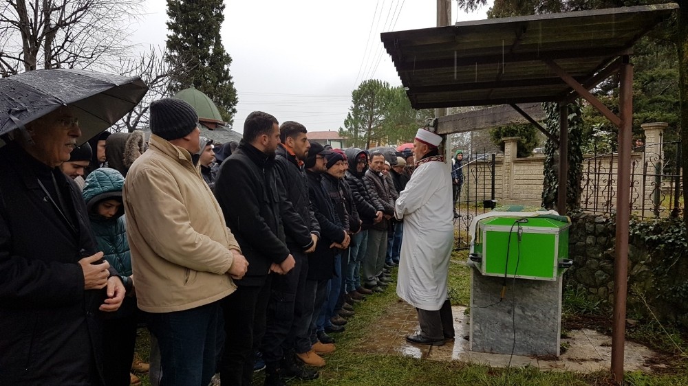 Baygın halde kaldırıldığı hastanede hayatını kaybeden genç son yolculuğuna uğurlandı 