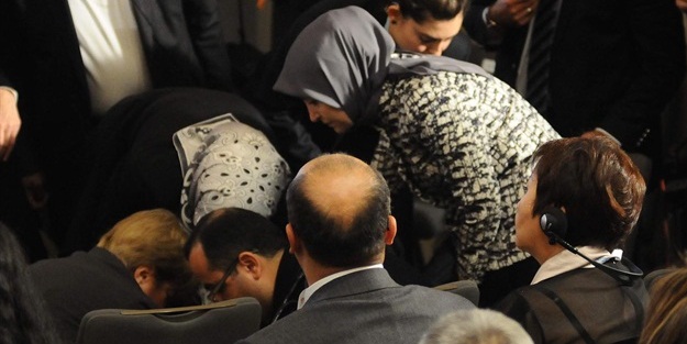 Bayılan korumaya Sare Davutoğlu müdahale etti