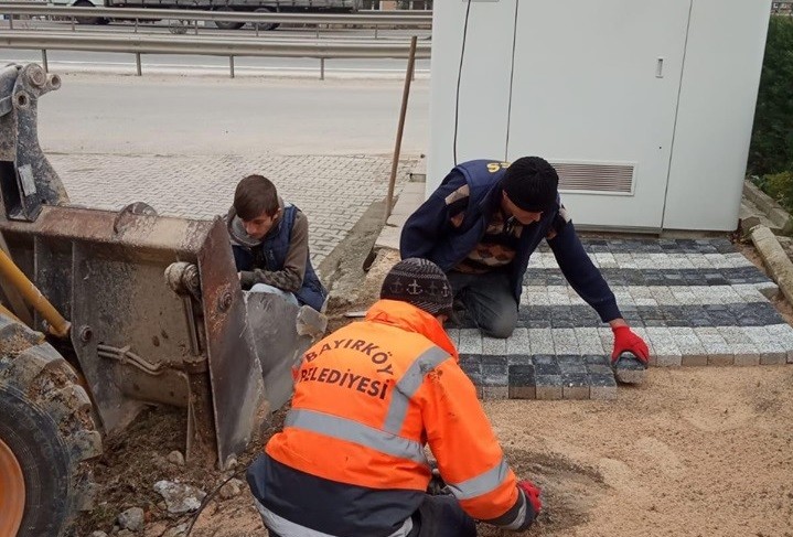 Bayırköy’de deforme olan kaldırımların yenileniyor 