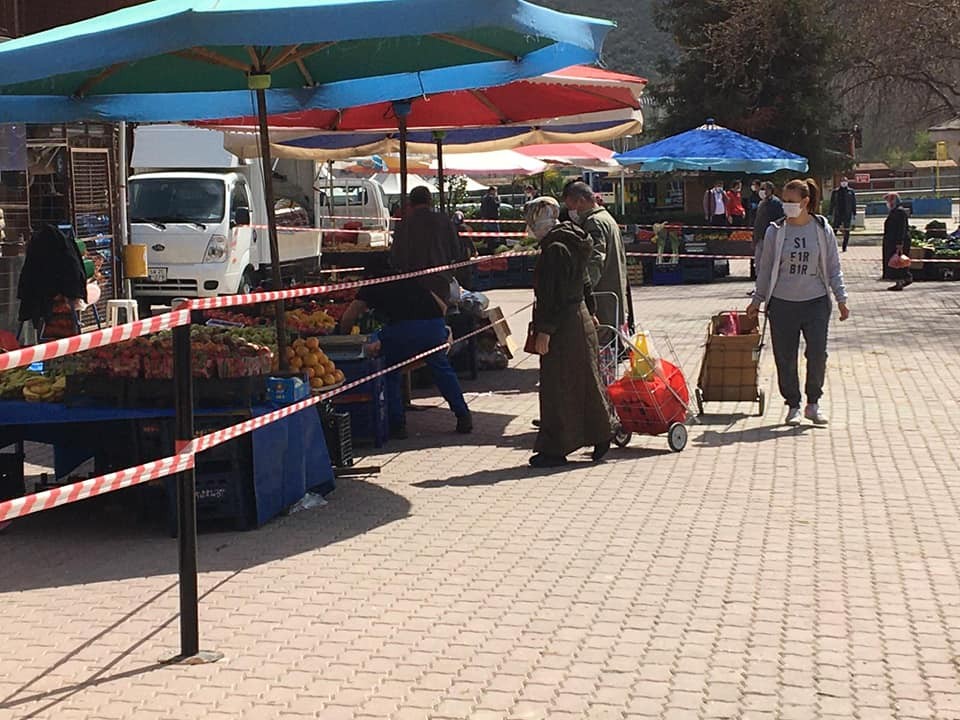 Bayırköy’de pazara sosyal mesafe ayarı 