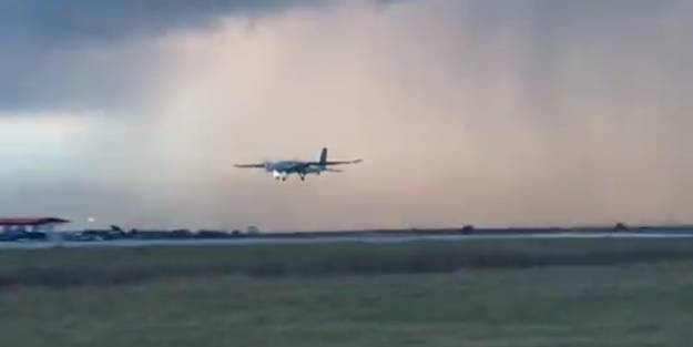 Baykar'dan müthiş paylaşım: AKINCI TİHA'nın uçuşunu şimşekler takip etti.