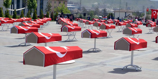 Bayrağa sarılı 150 tabutu gören insanlar şok oldu!