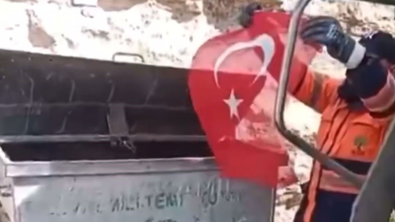 Bayrağa saygının en güzel hali! Temizlik işçisinin davranışı takdir topladı