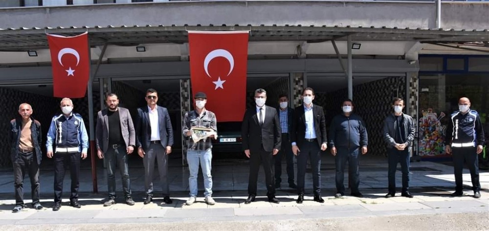Bayrağı çalınan esnafa belediye ve jandarmadan bayrak ve Kur’an hediyesi 