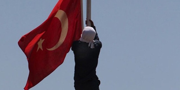 Bayrağı indirmeden önce prova yapmış!