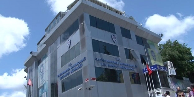 Bayrağı indirmeye çalışan şahıs intihar etti