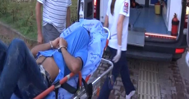 Bayrağı indirmeye çalışırken vuruldu!