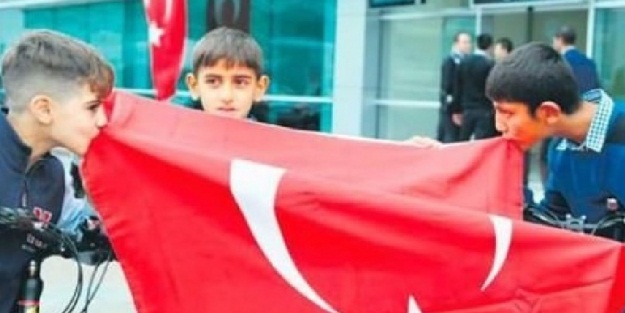Bayrağı öpen çocuklara PKK tehdidi!