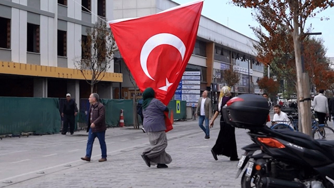 Bayrağı yere düşürmeyen temizlik işçisinden 1 maaş ikramiyeye duygulandıran cevap: Bayrak bana yeter!