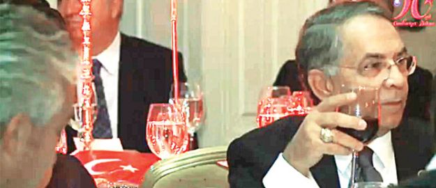 Bayrağı içkiye meze yaptılar