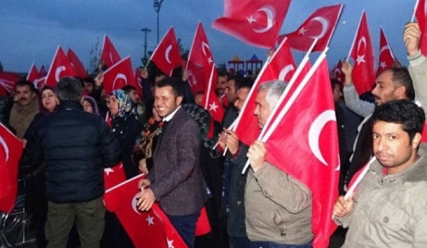Bayrağını alan oraya koştu