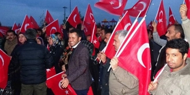 Bayrağını alan vatandaş sınıra koştu