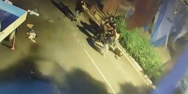 Bayrak asan AK Partililere çirkin saldırı