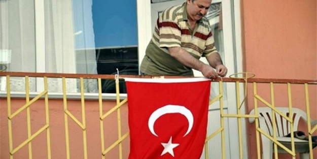 Bayrak asan amca capsleri kahkahalara boğuyor!