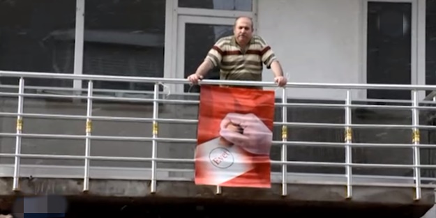 'Bayrak asan dayı' bakın bu kez ne astı...