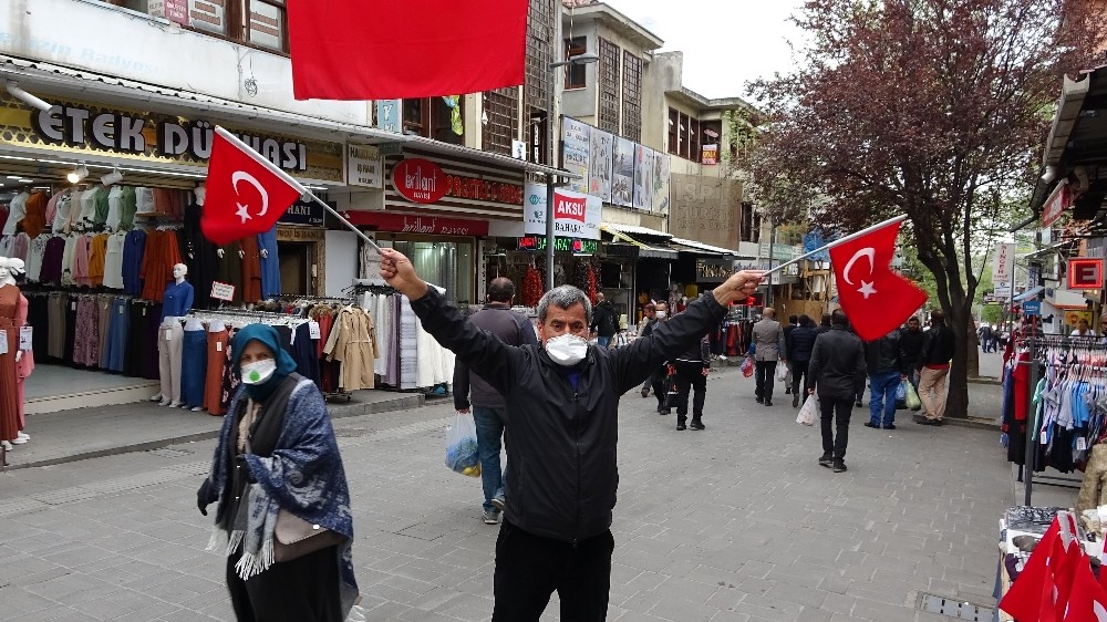 Bayrak satışlarından yüzleri güldü 