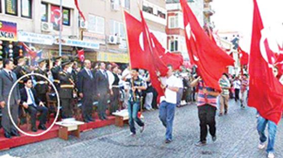 Bayrak töreninde ayağa kalkmayan savcıya inceleme