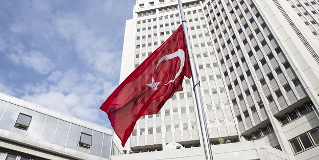 Bayraklar yarıya indirildi