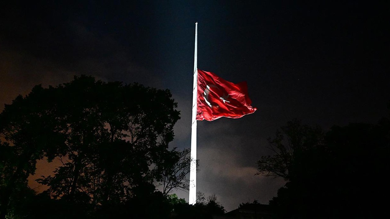 Bayraklar yarıya indirildi