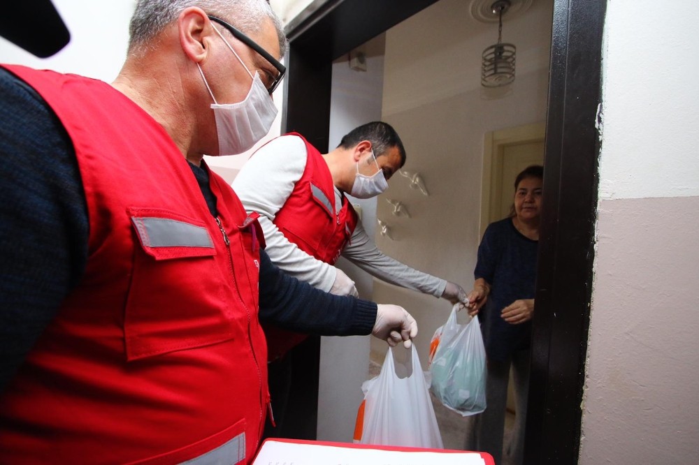 Bayraklı Belediyesinden 65 yaş üstüne alışveriş desteği 