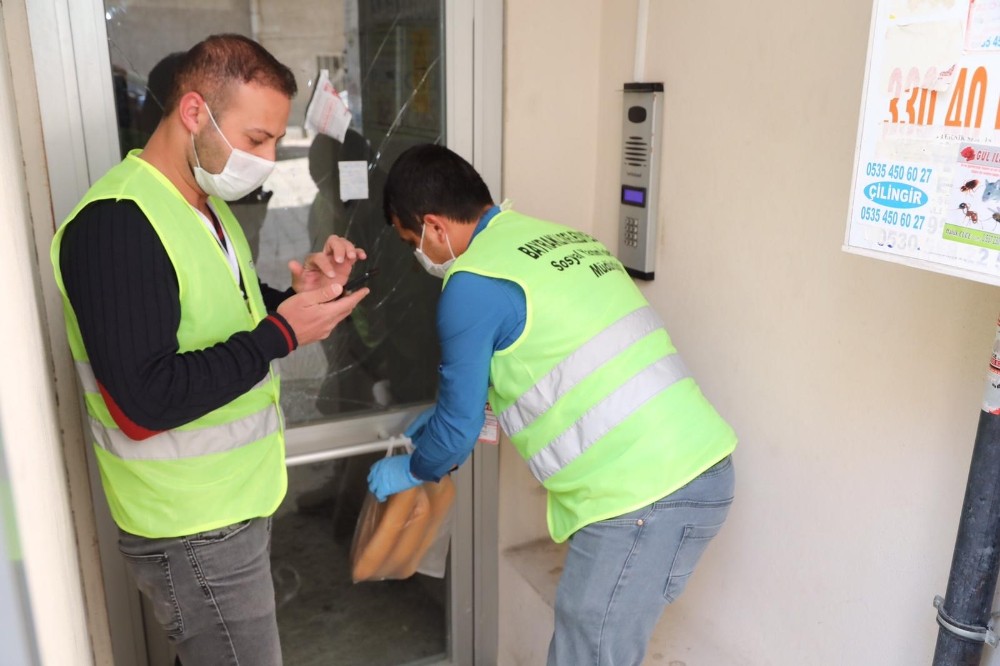 Bayraklı Belediyesinden evlere ekmek servisi 