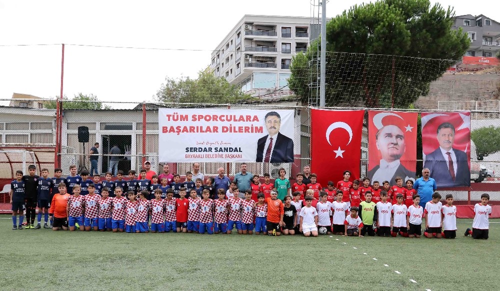 Bayraklı’da 32 takımın katılımıyla gençlik futbol turnuvası 