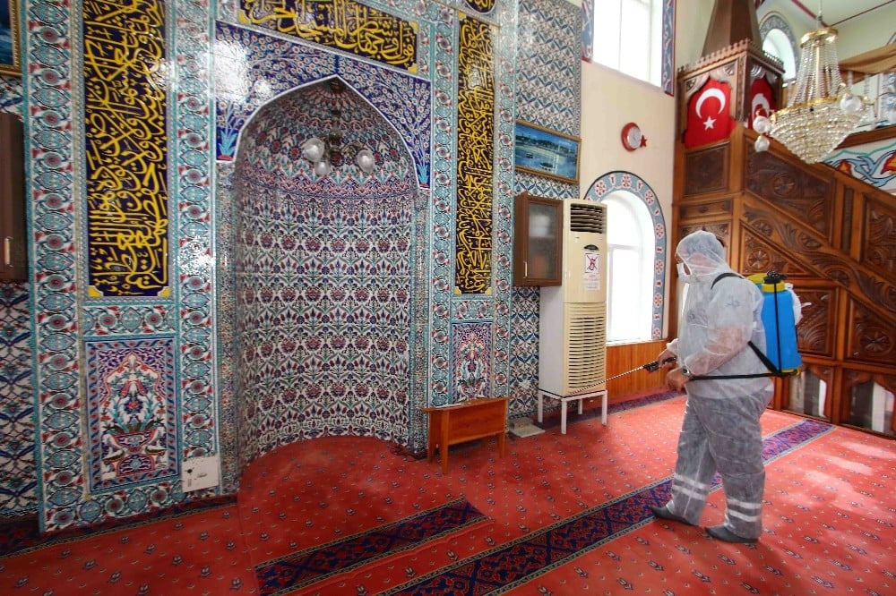 Bayraklı’da camiler ibadete hazırlandı 