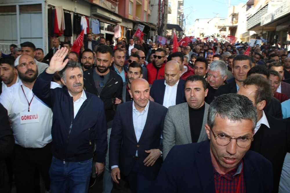 Bayraklı’da dev yürüyüş 