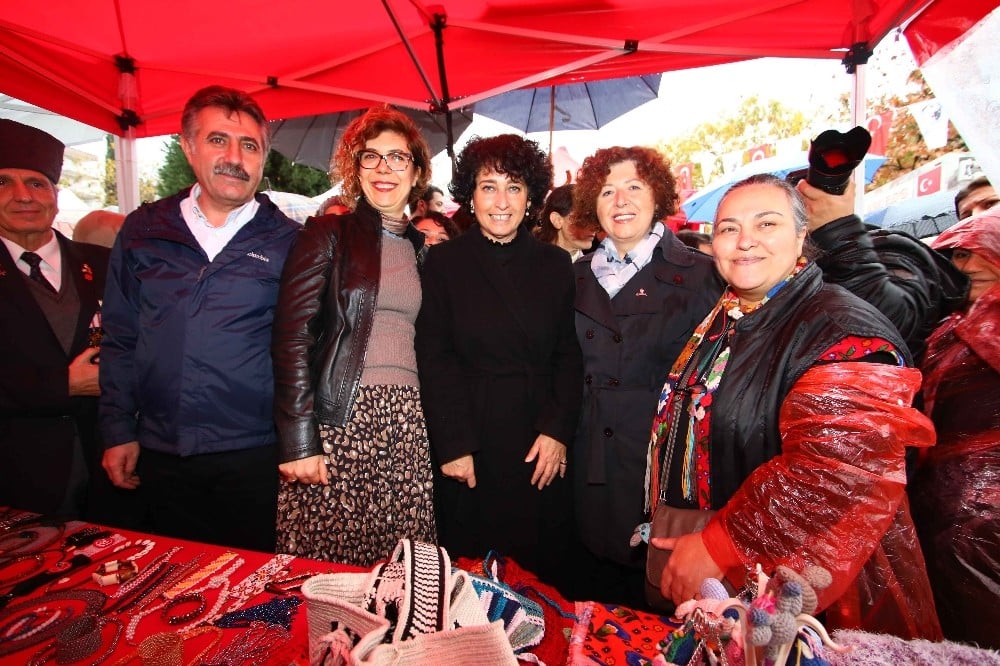 Bayraklı’da kadınlardan yeni yıl pazarı 
