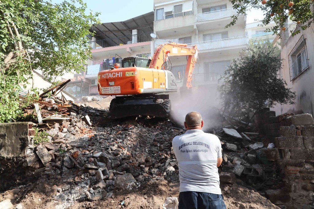 Bayraklı’da metruk binaya geçit yok 