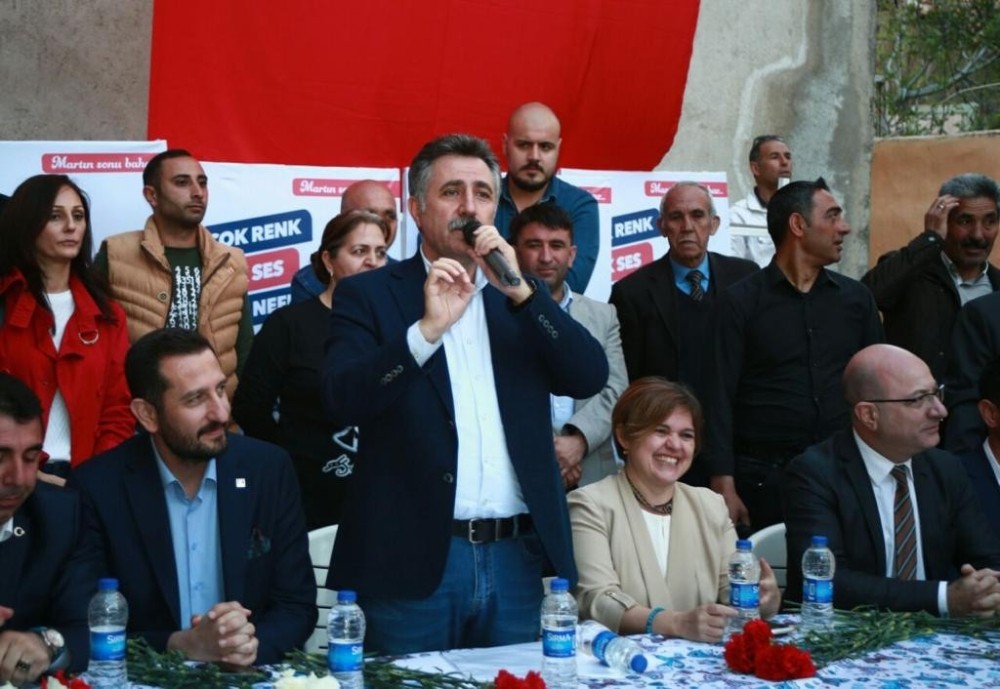 Bayraklı’da miting gibi açılış 