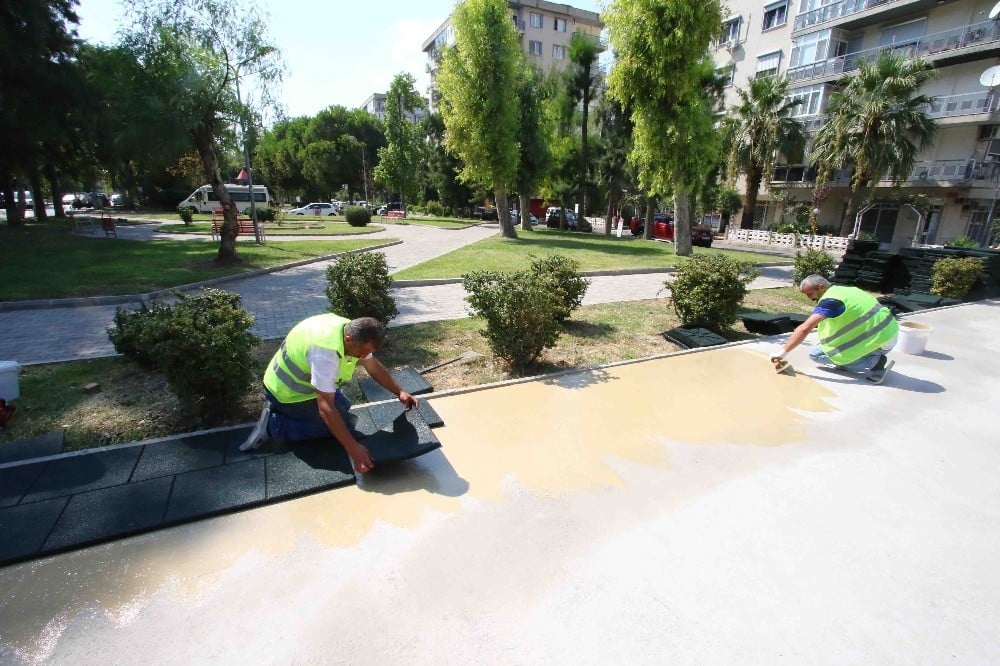 Bayraklı’da parklara kauçuk zemin 