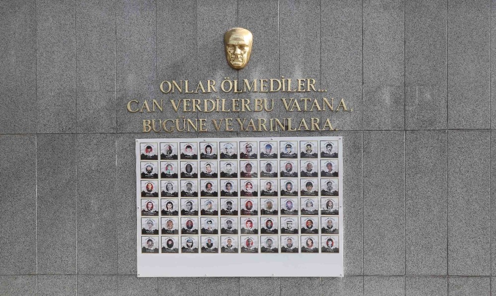 Bayraklı’da şehitler anıtı yenilendi 