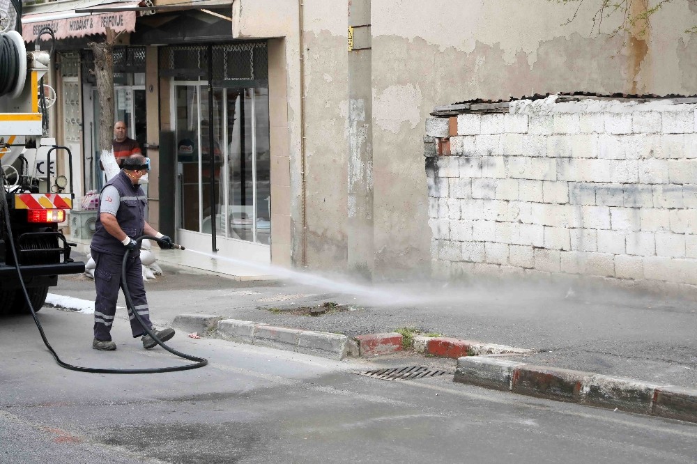 Bayraklı’da sokaklar yıkanıp dezenfekte edildi 