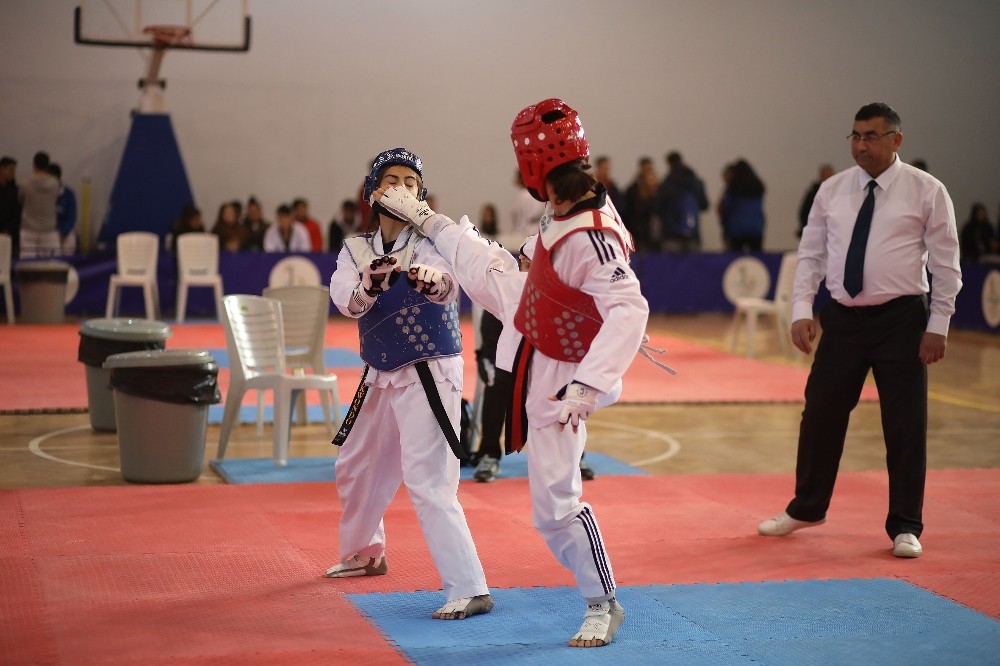 Bayraklı’da taekwondo şampiyonası 